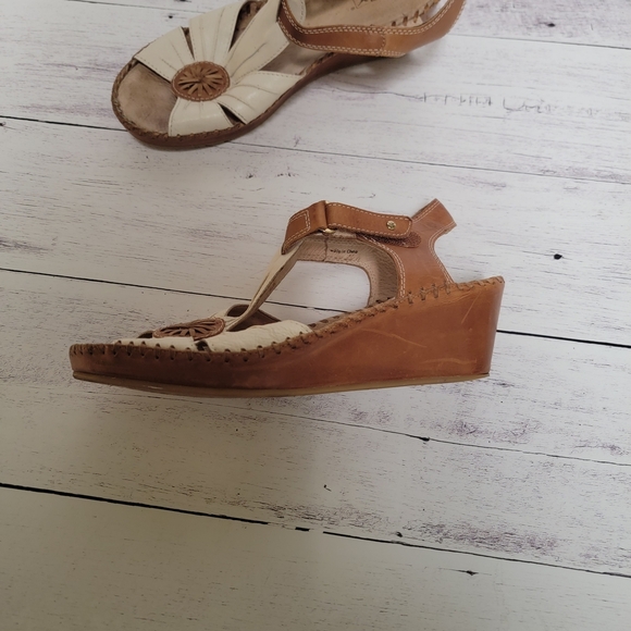 PIKOLINOS Cream and Tan Sandals with Floral Medallion - Picture 2 of 6